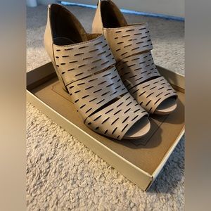 NWOT Clark heels